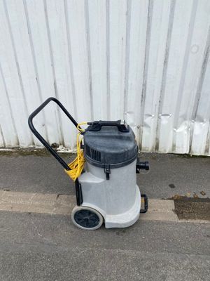 une machine garée au bord de la route