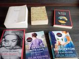 Plusieurs livres sont posés sur une table, à côté d'une tasse de café