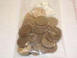 un sac rempli de pièces de monnaie posé sur une table