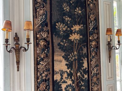 une grande tapisserie accrochée au mur d'une pièce