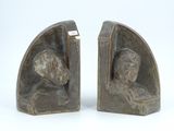 une paire de serre-livres en bronze représentant un homme et une femme
