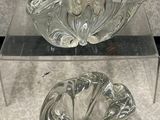 un bol en verre et un bol en verre posés sur une table