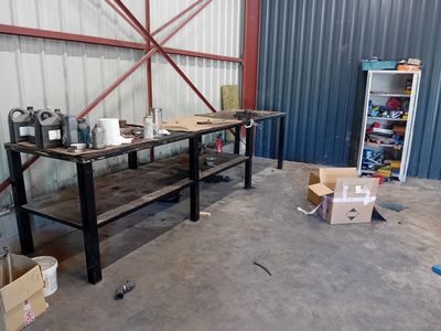 une pièce où il y a beaucoup d'objets par terre