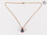 un collier avec un pendentif en pierre verte et rose, monté sur une chaîne en or