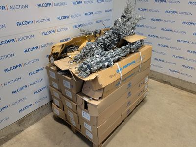 une pile de boîtes empilées les unes sur les autres