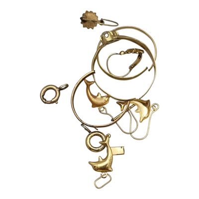 colliers et bracelets plaqués or sur fond blanc