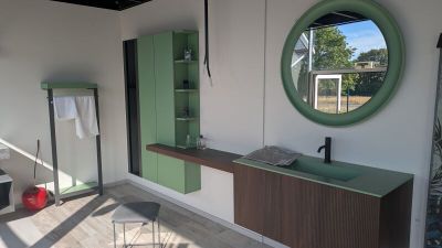 une salle de bain avec un lavabo et un miroir