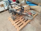 un vélo posé sur une palette dans un garage