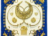 une image représentant une écharpe bleue et blanche ornée de motifs dorés