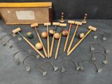 un ensemble de crochets en bois et d'aiguilles à crocheter
