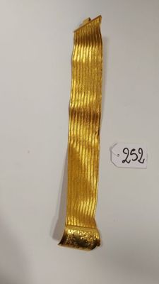 un bracelet en or sur lequel figure un numéro