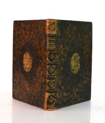 un vieux livre posé sur une table