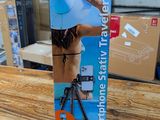 une boîte sur laquelle figure l'image d'une femme tenant un parapluie