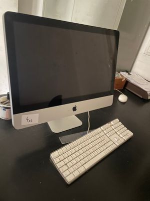 un ordinateur sur un bureau avec un clavier et une souris