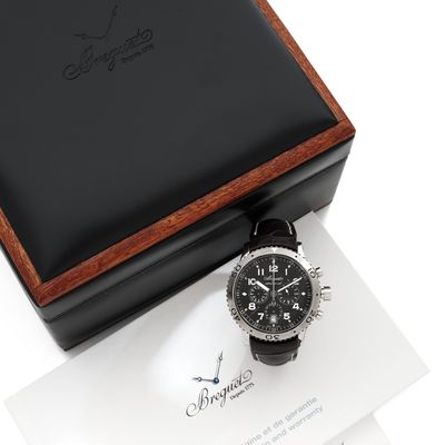 une image représentant une montre posée sur une feuille de papier