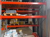 un vaste espace de stockage avec de nombreux articles sur les étagères
