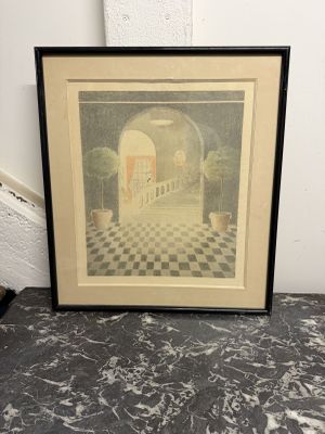 une photo d'une photo d'une pièce dont le sol est à carreaux noirs et blancs