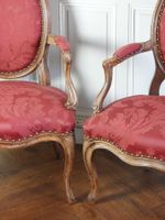 PAIRE DE FAUTEUILS en bois naturel mouluré et sculpté à doss… (photo 4)