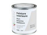 le pot de peinture est blanc et porte une étiquette noire