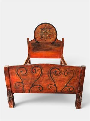 Lit en bois peint polychrome. Maroc, 20e siècle.