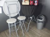 trois tabourets et une table dans une pièce