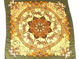 une image représentant un foulard carré orné d'une horloge