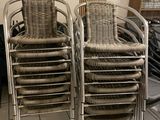 un grand nombre de chaises dans une pièce