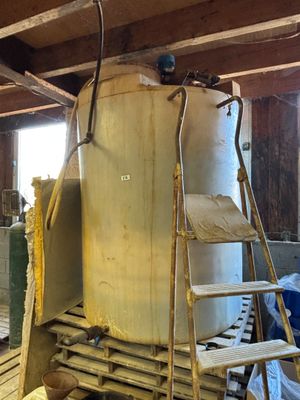 Trois cuves avec chapeaux cap 1500L + trois agitateurs