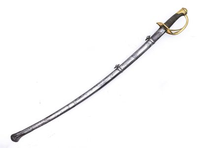 une épée à la poignée dorée sur fond blanc