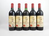 quatre bouteilles de vin rouge sont alignées