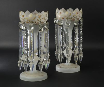 une paire de vases en verre transparent surmontés de fleurs