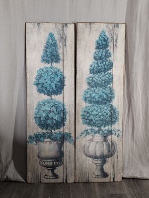 deux grands panneaux en bois sur lesquels figurent des fleurs bleues dans des vases