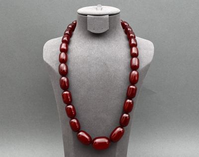 un gros plan sur un mannequin portant un collier rouge