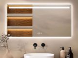 un lavabo blanc placé sous un grand miroir dans une salle de bains