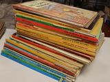 plusieurs livres pour enfants empilés sur une table