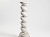 une bougie blanche ornée d'un motif en spirale