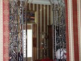 un miroir accroché au mur au-dessus d'un lit dans une chambre