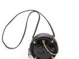 un sac à main noir avec une bandoulière en chaîne et un smiley dessiné dessus