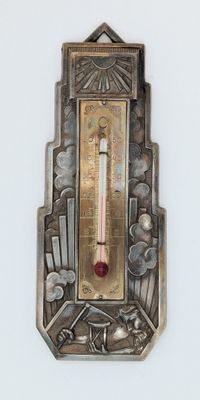 un thermomètre accroché au mur