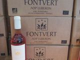 des bouteilles de vin posées sur une table, à côté de cartons de vin