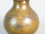 un vase marron orné d'un motif noir