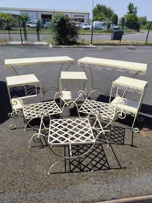 quatre chaises et une table au milieu d'un parking