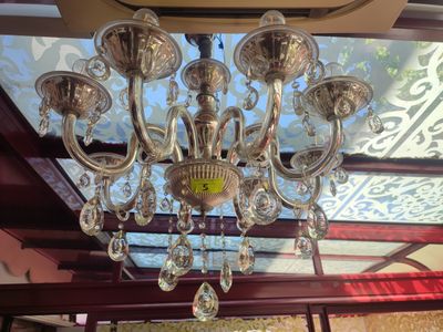 un lustre suspendu au plafond d'un restaurant