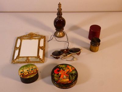 un grand nombre d'objets posés sur une table