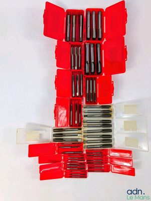 beaucoup de vis rouges et noires dans un coffret rouge