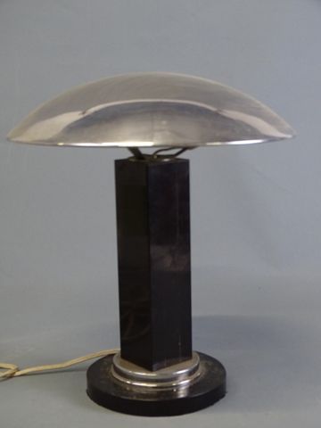 Lampe de table en marbre noir, abat-jour en métal chromé, vers 19...