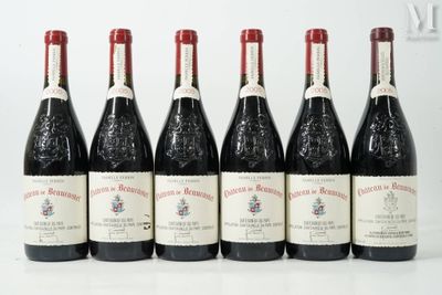 six bouteilles de vin sont alignées sur une surface blanche