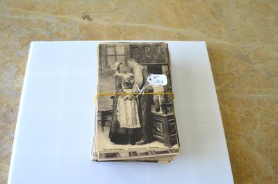 un livre posé sur une table, avec la photo d'une femme sur la couverture