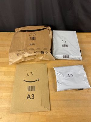 trois sacs de produits amazon posés sur une table en bois