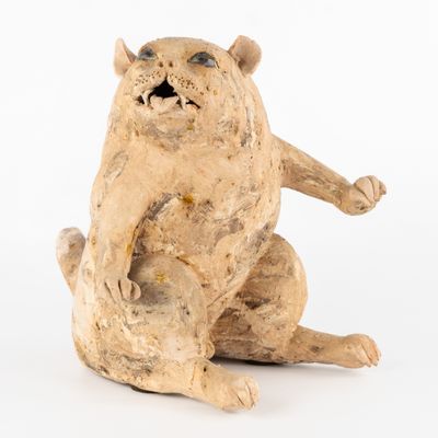 une statue représentant un ours assis par terre
